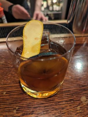 뉴올리언스의 프렌치 쿼터에 있는 레스토랑 R'Evolution의 스모크 올드 패션드