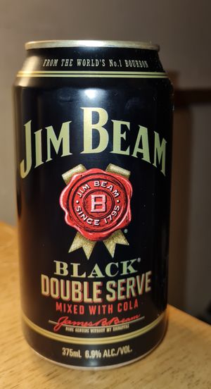 콜라와 섞인 375mL 짐 빔 블랙 캔
