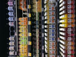 2019년, 펜실베이니아 동부의 매장 선반에 진열된 여러 브랜드의 상업용 콤부차