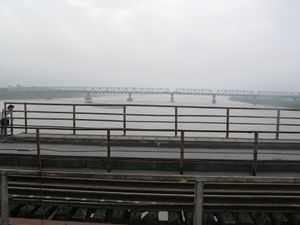 하노이 롱비엔 다리에서 바라본 홍강