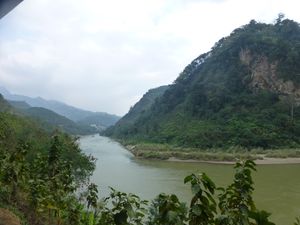 홍강은 진핑 현(오른쪽)과 허커우 야오족 자치현 (왼쪽) 사이의 경계를 형성한다.