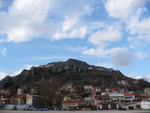 시내에서 본 크닌 요새의 모습