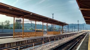 크닌 기차역 플랫폼, 가선 전선이 없고 기둥만 있는 것을 볼 수 있다