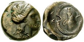기원전 339-318년 살라미스 동전. 앞면: 여성 두상. 뒷면: 보에오티아 방패(아이아스의 방패)와 칼집에 있는 칼