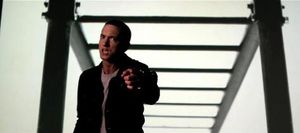 에미넴은 학교 운동 기구와 어두운 구름 이미지를 배경으로 노래를 부른다.