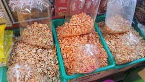 태국 시장에서 판매되는 다양한 말린 새우 묶음