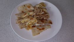 참치 속을 넣은 길거리 음식 스타일의 단빙