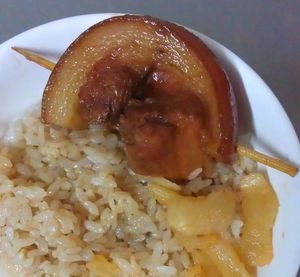 장화산 컹바쁭 한 그릇. 살코기와 비계를 연결하는 이쑤시개가 보인다.