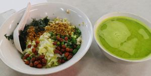 레이차. 녹차, 바질, 고수, 쑥으로 만든 매우 건강한 요리이다.