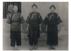 1945년 이전, 대만의 가오슝에서 전통 의상을 입은 하카 여성들