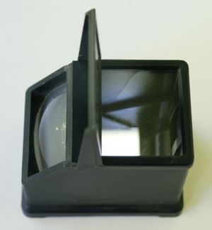 사진 필름의 확대기의 초점 조절에 사용되었던 대형 포커스 스코프