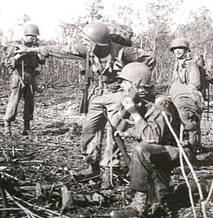 Noemfoor, Dutch New Guinea, 1944년 7월. 미군 병사(전경)가 Noemfoor 전투 중 핸디토키를 사용하고 있다.