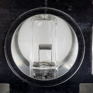 필립스(Philips) 할로겐 램프가 칼 브라운 카메라-베르크(Carl Braun Camera-Werk) 노바마트 M 330 슬라이드 영사기에 사용됨