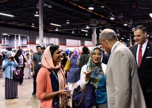 2016년 9월 시카고에서 열린 북미 이슬람 사회 컨벤션에서 연설하는 존슨