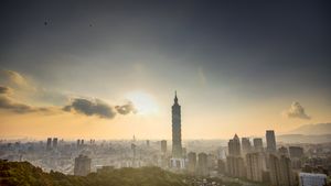 타이완 타이베이의 저녁 노을 스카이라인 실루엣