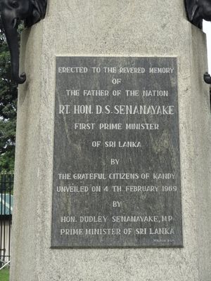 1969년 캔디에 세워진 D. S. 세나나야케 동상