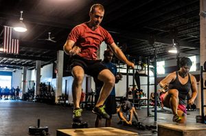 크로스핏터들이 박스 점프(왼쪽)와 스텝업(오른쪽)을 수행하고 있다. 스텝업은 박스 점프의 스케일링 옵션으로 사용될 수 있다.