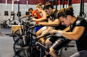 크로스핏에서 유산소 운동으로 어썰트 바이크를 이용한 사이클링