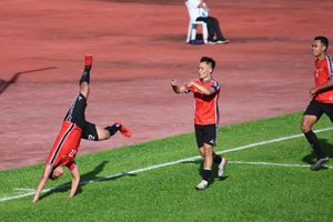 2022년 FA컵 결승전에서 골을 넣은 후 샤 라젠이 축하하고 있다.