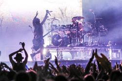 린킨 파크는 미국의 록 밴드 서티 세컨즈 투 마스와 함께 더블 헤드라인 카니보어스 투어를 시작했다.