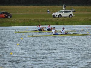 결승전 중의 프랑스 (오른쪽 보트) 남자 무타페어.