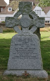 2008년에 촬영된, 세인트 토마스 교회(윈첼시)에 있는 밀리건의 묘석. 현재에는 마지막 아내 셸라의 생몰년과 묘비명이 추가되었다.