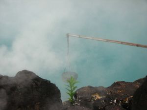 벳푸 온천의 바다지옥에서 삶고 있는 온센타마고