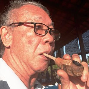 대나무 싹 파이프를 피우는 모습