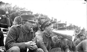 1909년, 알래스카-유콘-태평양 박람회에서 군사 경기 대회를 관람하며 로데시안 벤트형 파이프를 물고 있는 미국 육군 병사.