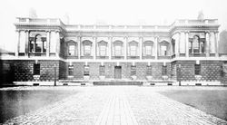 상층이 추가되기 전 벌링턴 하우스의 원래 주요 블록 사진; 파사드는 1725년으로 거슬러 올라가며 콜렌 캠벨이 디자인했다.