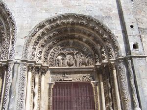 아발론 생 라자르 성당의 작은 문 (12세기).