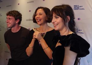 메스컬, 매기 질렌할, 다코타 존슨은 로스트 도터(2021)를 홍보하고 있다.