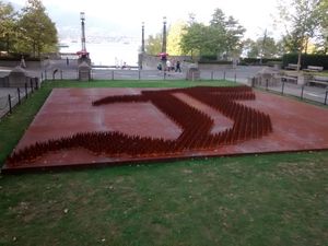 아이 웨이웨이의 F 잔디 (2014)