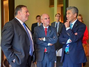 김 대사(오른쪽)는 2018년 싱가포르 정상회담에서 마이크 폼페이오 미국 국무장관과 대화하고 있다.