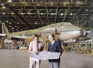 1977년 보잉의 에버렛 공장에서 조립 중인 사고 항공기