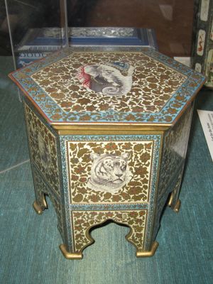 헌들리 앤 팔머스가 1904년에 내놓은 인도 테이블 모양의 비스킷 깡통 "카슈미르"