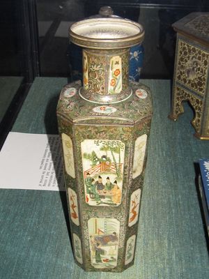 헌틀리 & 파머스(Huntley & Palmers)의 중국 꽃병 모양 비스킷 통