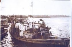 작은 배로 브라질너트를 선적하는 모습.