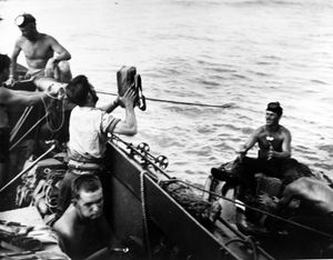 수중폭파대 대원들이 사이판 상륙 작전을 준비하며 폭발물을 전달하고 있다, 1944년 6월.