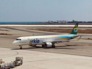 Larnaca Airport에서 새로운 도색을 한 Arkia Embraer 항공기