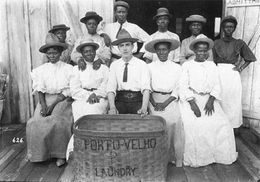 미국의 세탁소 사장과 그의 "바베이도스" 노동자들. "바베이도스"라는 용어는 일반적으로 카리브해 이민자를 지칭하는 데 사용되었다.