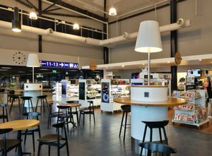 면세점, 카페, 바가 있는 대기 구역