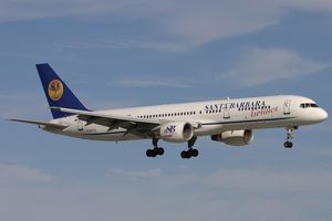 2004년 마이애미 국제공항에 착륙하는 산타 바바라 항공 도색의 보잉 757-200.