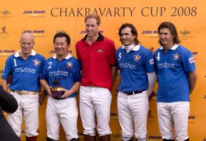 폴로 셔츠를 유니폼으로 착용한 폴로 선수들: 폴 바, 비차이 스리왓다나프라바, 아돌포 캄비아소, 마틴 발렌트와 윌리엄 왕자 (중앙).