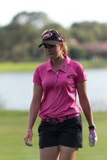 폴라 크리머가 골프 폴로 셔츠를 입고 있다.