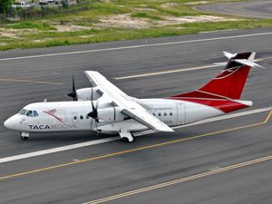 2012년 톤콘틴 국제공항에서 TACA Regional이 운항하던 Isleña 항공의 ATR 42-320