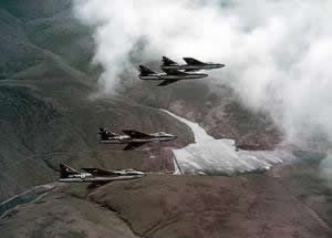 제43 비행대대 소속 헌터 4대가 비행 중, c.&nbsp;1956