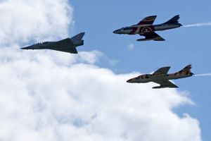 미라주 III 1대 뒤에서 밀착 비행하는 전 스위스 공군 호커 헌터 2대, 2011