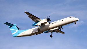 2022년 12월 퍼스 공항으로 접근하는 코밤 항공 도장의 드 해빌랜드 캐나다 DHC-8-402