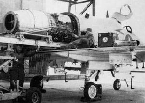 A4D 스카이호크, 후방 동체 제거 후 엔진을 제자리에 밀어넣는 모습, 주일 미 해병대 이와쿠니 항공 기지, 1959년